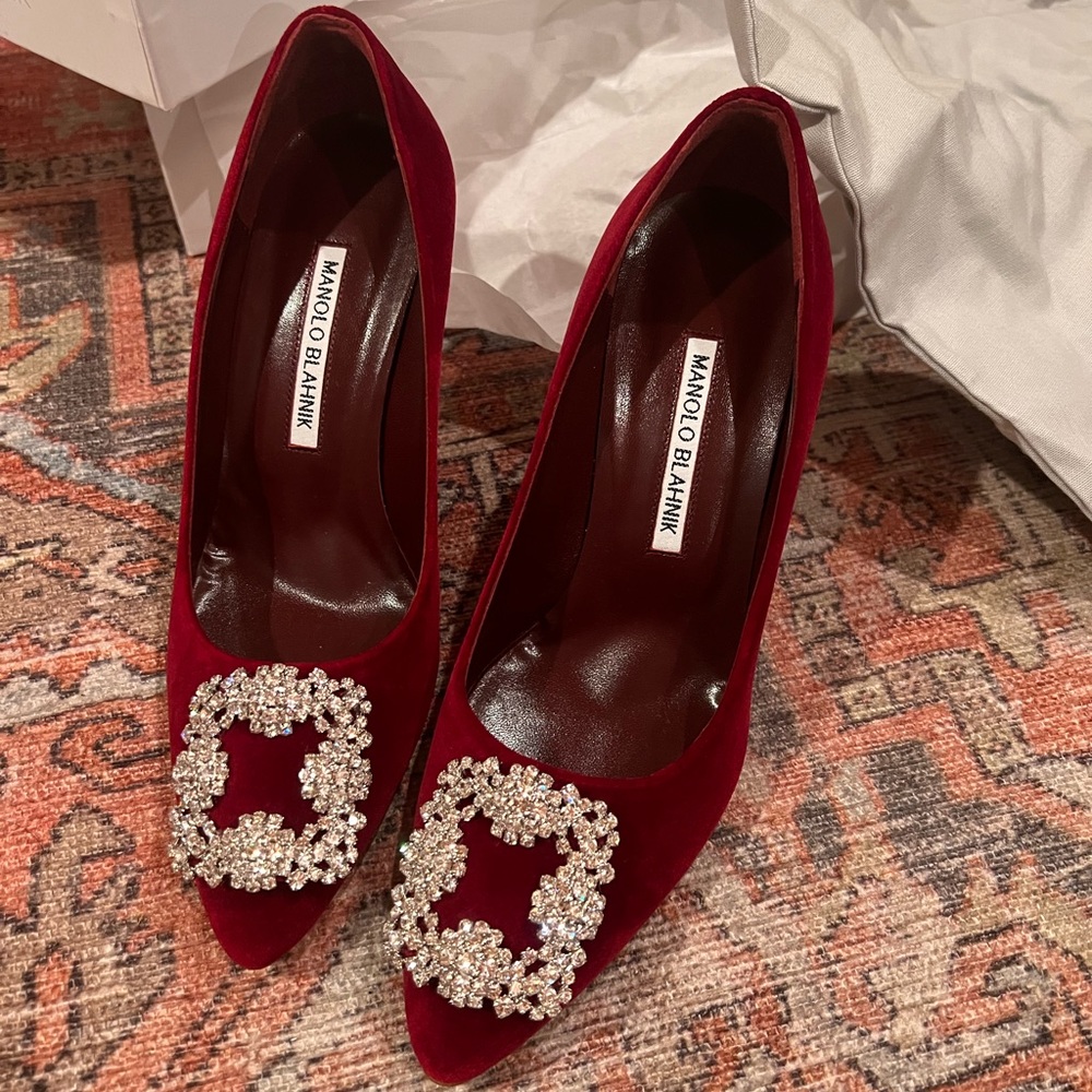 Manolo Blahnik Hangisi 70mm crystal-buckle velvet pumps 36.5